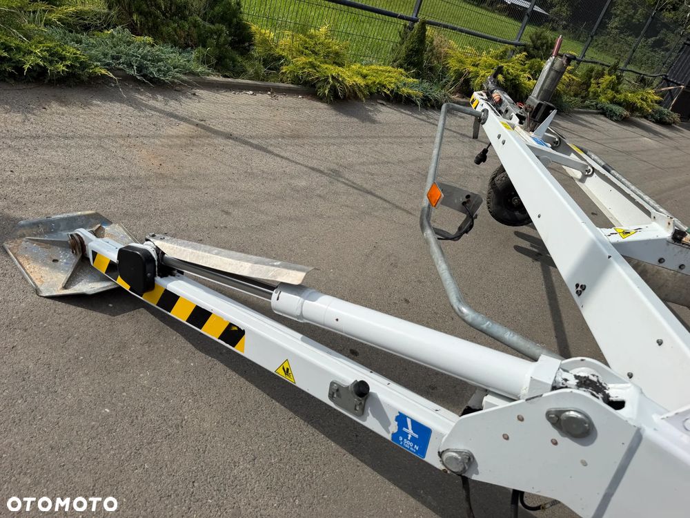 Nifty DINO 120T. Zwyżka koszowa 12 metrów wysuwana na raz. Podnośnik HDS. Napęd Hydrauliczny na dwa koła. Obraca się w koło 360. jak nówka z salonu. 2016 rok. 1220 mtg. Książka Serwisowa od nowości do wglądu. PRĄD 230v. 4 sekcje sterowania na dole. Nowy model! Z komuny Norweskiej. Używana była 1 raz do roku. Serwisowana w DEKRA do końca OKAZJA. Zwyżka Obrotowa. Poziomowanie kosza. Pełna Hydraulika. Sterowanie góra dół! Wysuwane ramie. Wieniec tryby zero zużycia! Ani deka luzów i wycieków. Mała lekka i zwinna zwyżka o potężnym zasięgu. OKAZJA TANIO. Do rejestracji. Import Norwegia! Posiadam 4 sztuki wszystkie jak nowe z salonu. Zapraszam do przetestowania. Nowy Sącz. woj. Małopolskie - 12