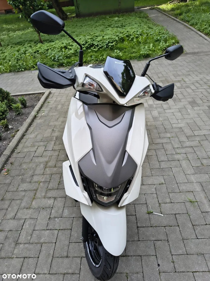 Suzuki Avenis - 4