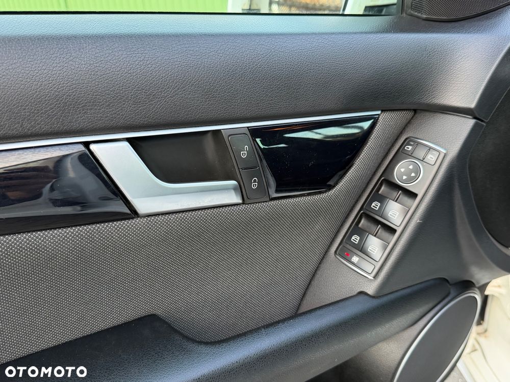 Mercedes-Benz Klasa C 220 (BlueTEC) d BlueEffICIENCY Edition 7G-TRONIC - 22