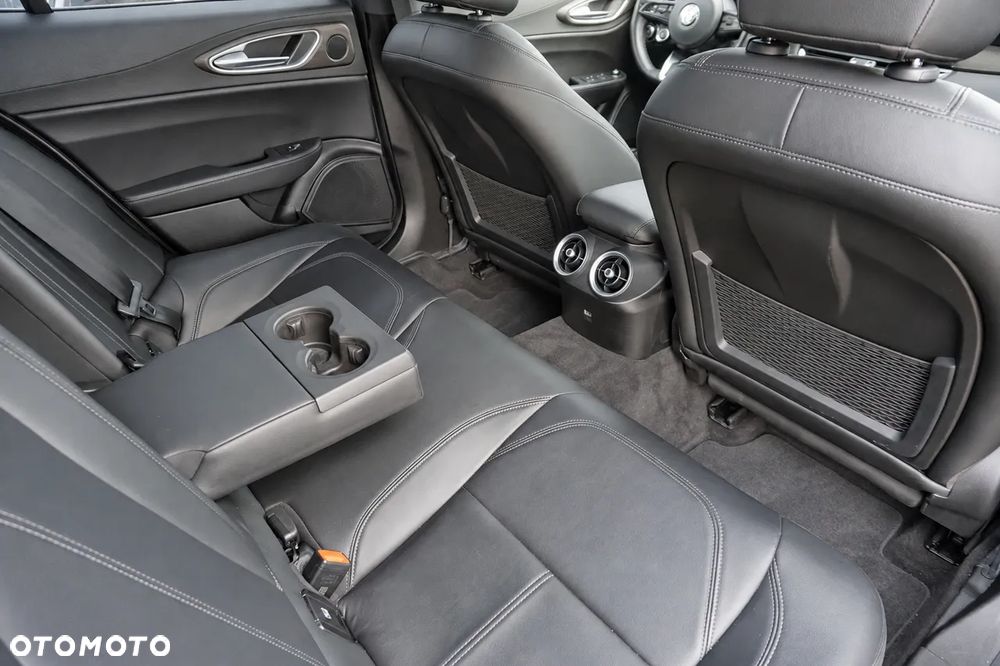 Alfa Romeo Giulia 2.0 Turbo 16V AT8-Q4 Ti - 34