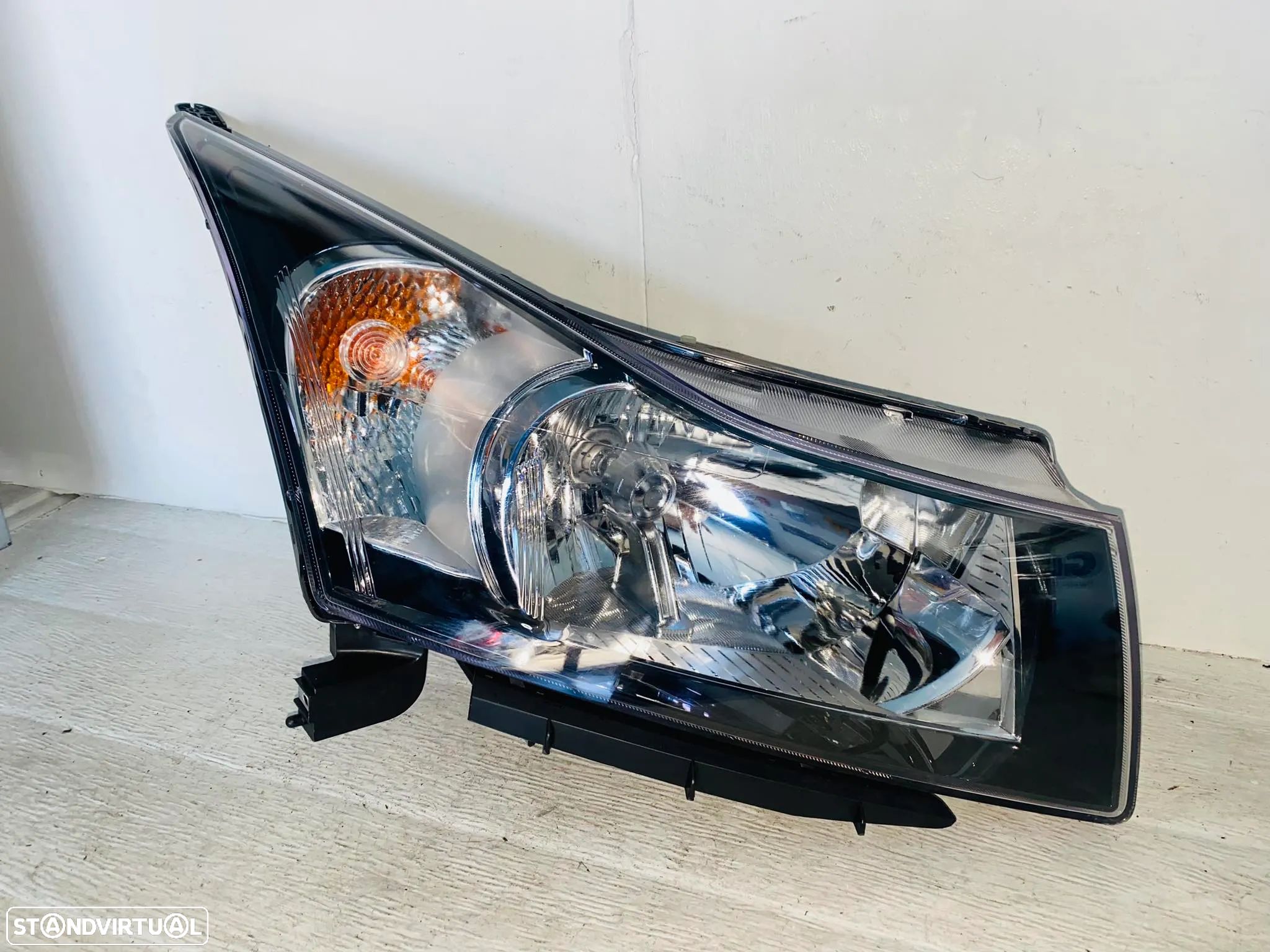 Farol Direito Chevrolet Cruze - 2009 / 2023 - 1