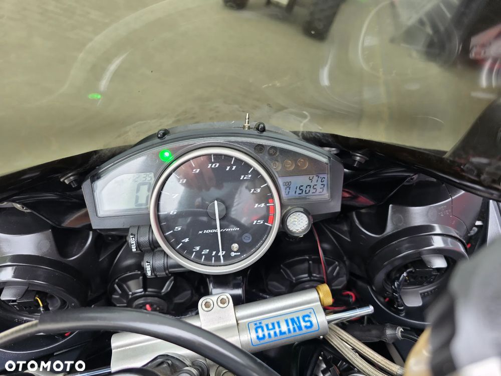 Yamaha R1 - 22