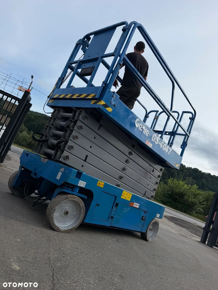 Genie GS-4047. Zwyżka Platforma Nożycowa 14 metrów wysokość robocza. Podnośnik przywieziony z Norwegii praktycznie zerowe zużycie. Pracował w urzędzie komunalnym 1 raz w roku okres świąteczny! Udzwig 380 kg. Rozsuwany Balkon. Sterowanie góra dół. Akumlatory w świetnej kondycji z 2024 roku. Wielka Okazja! - 31