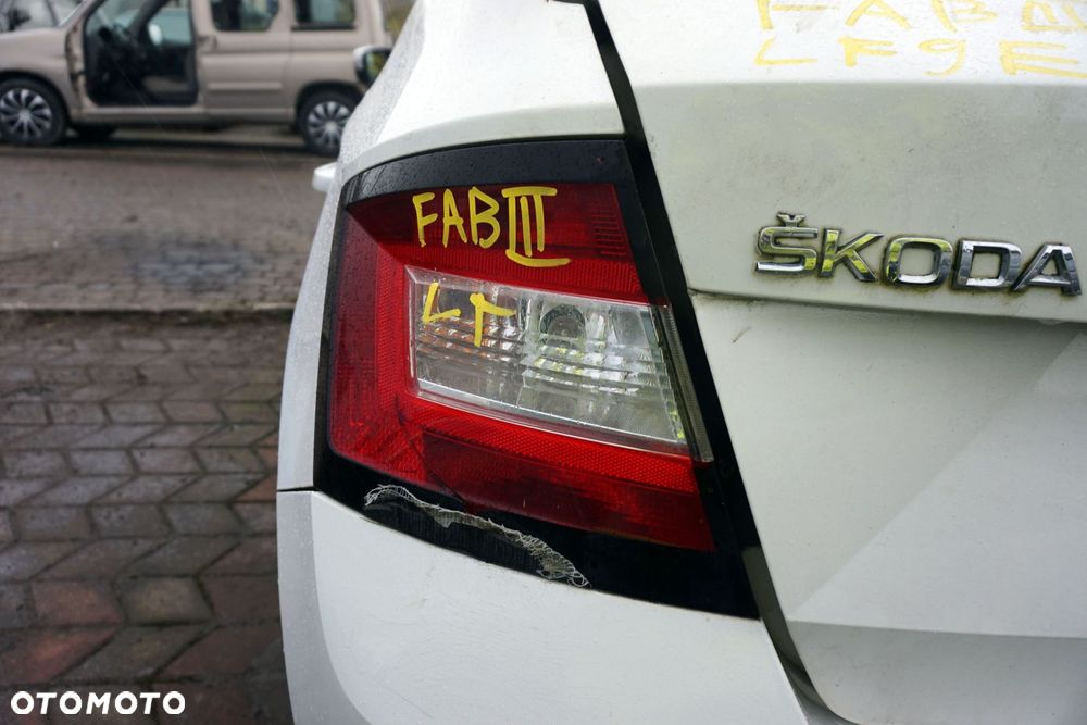 LAMPA TYLNA LEWA FABIA III NJ3 5D HB  SKODA 2014-2018 - 2