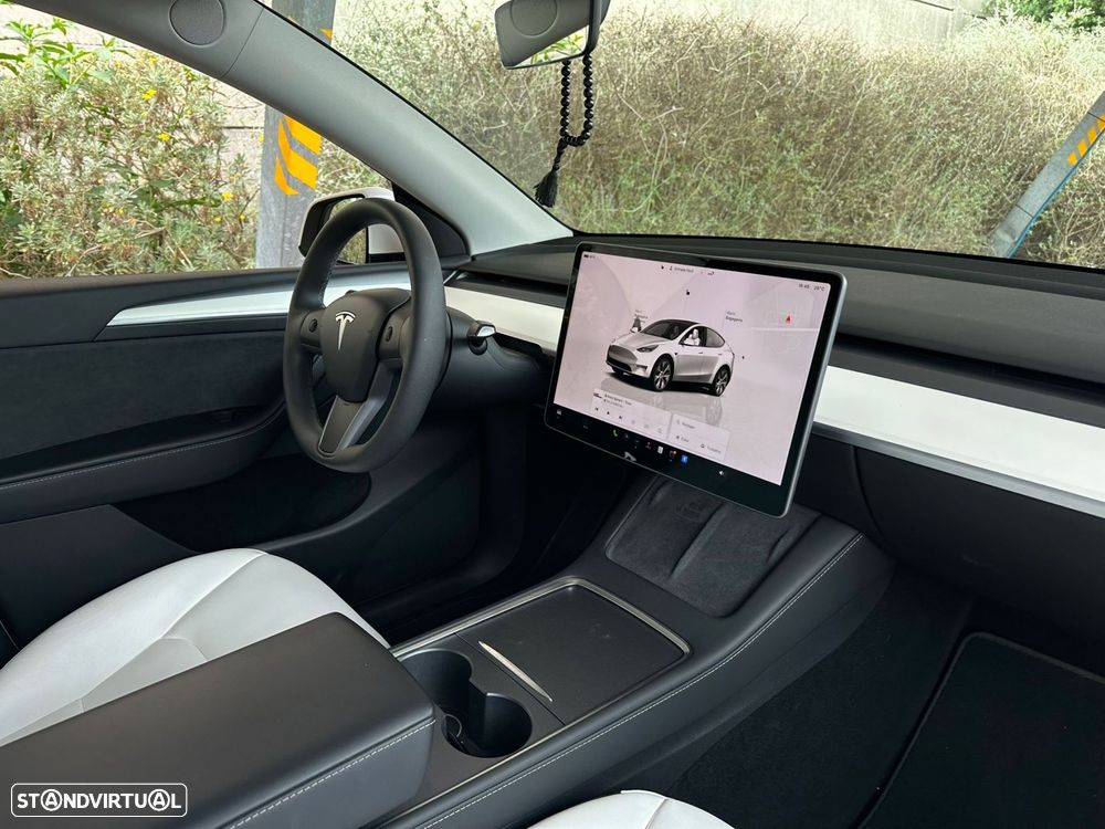 Tesla Model Y Standard RWD - 14