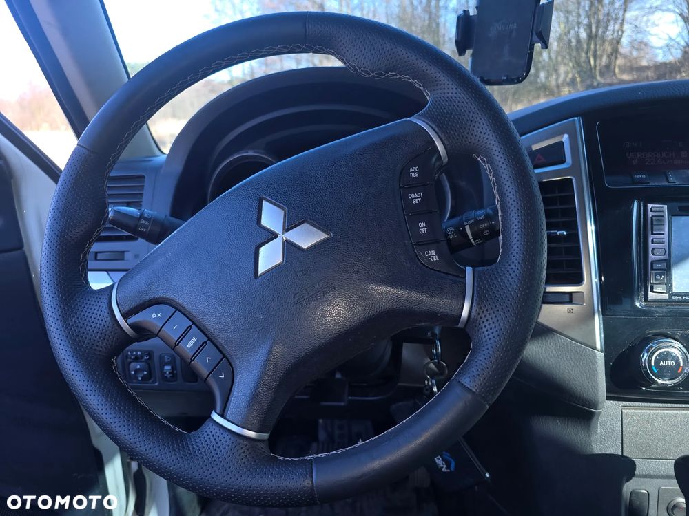 Mitsubishi Pajero - 13