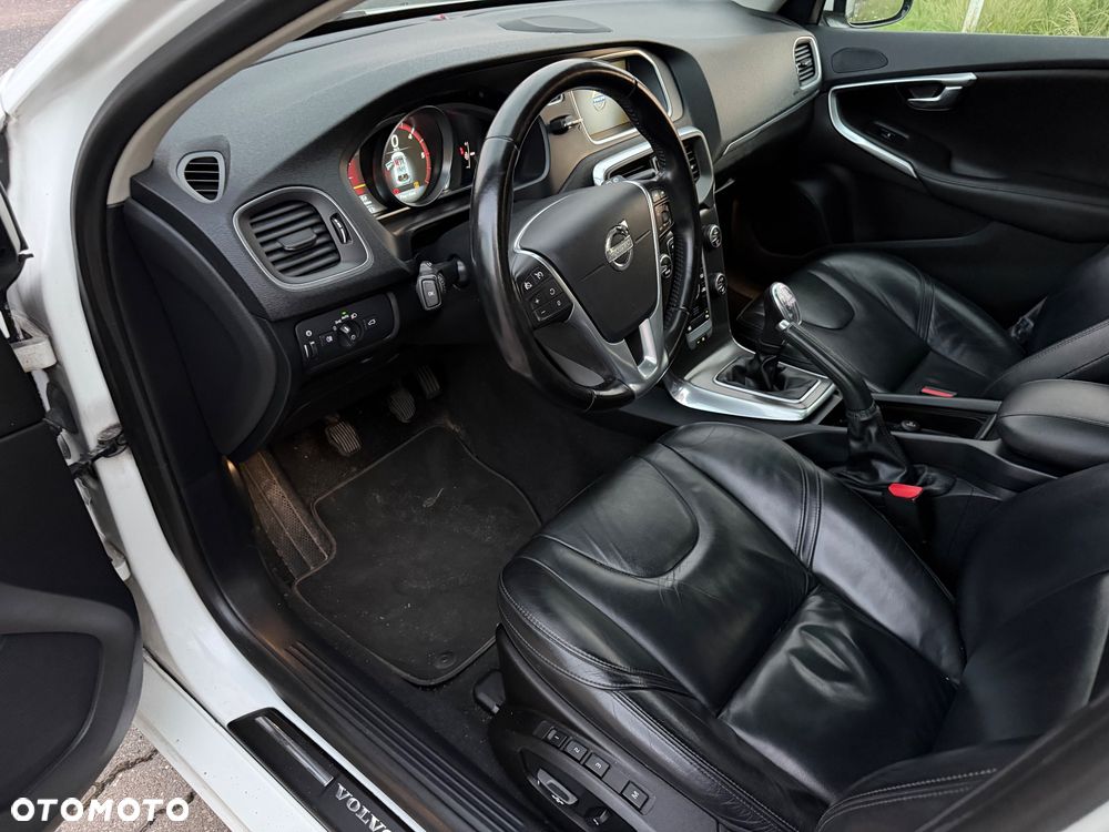 Volvo V40 D4 R Design - 9