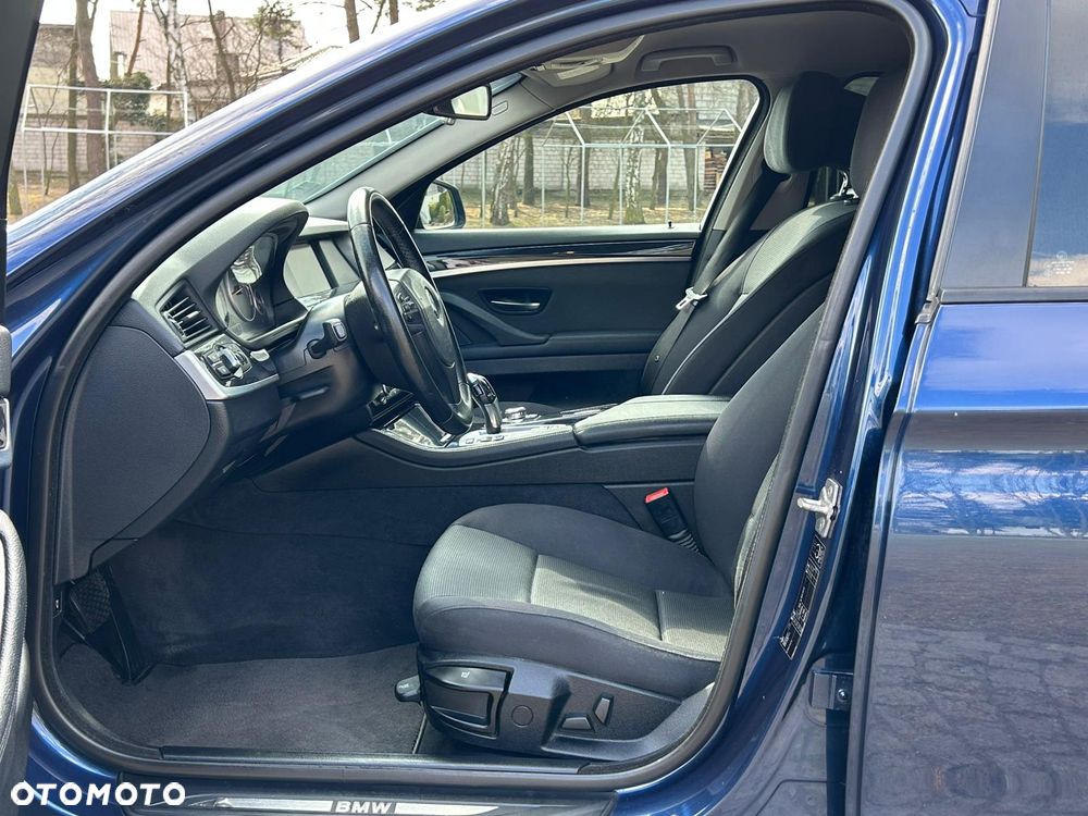 BMW Seria 5 528i xDrive - 14
