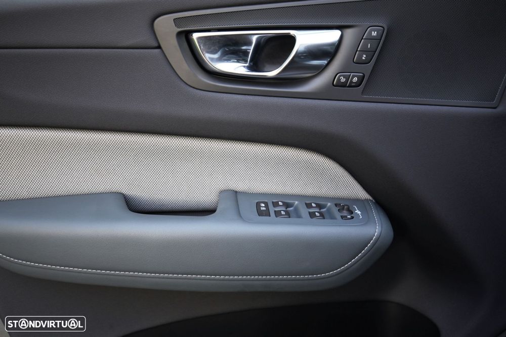 Volvo XC 60 2.0 T8 PHEV R-Design AWD - 35