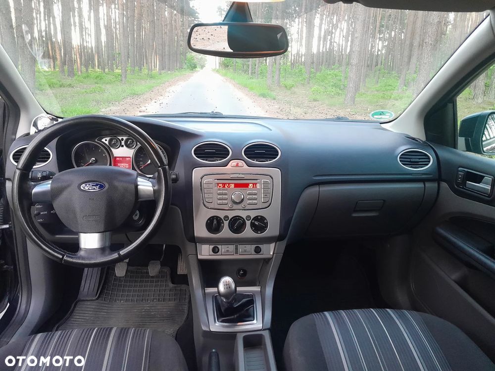 Ford Focus Ghia - 12