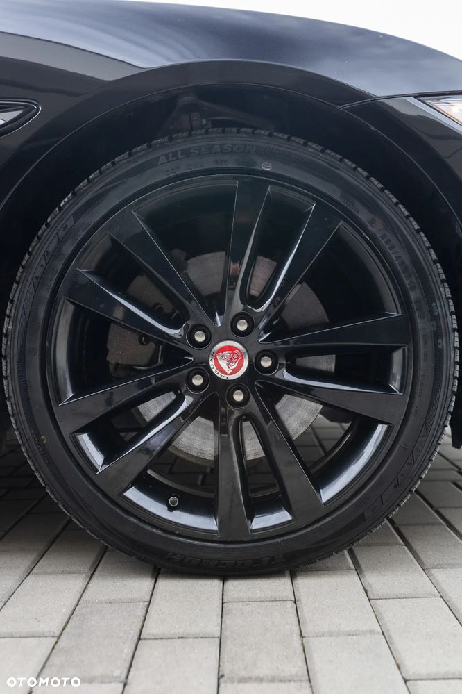 Jaguar XE 2.0 P250 SE - 11