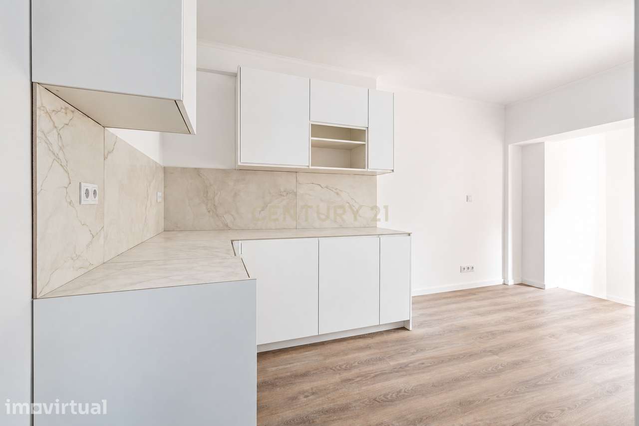 Apartamento T1, totalmente renovado, em Almada com logradouro - Grande imagem: 3/17