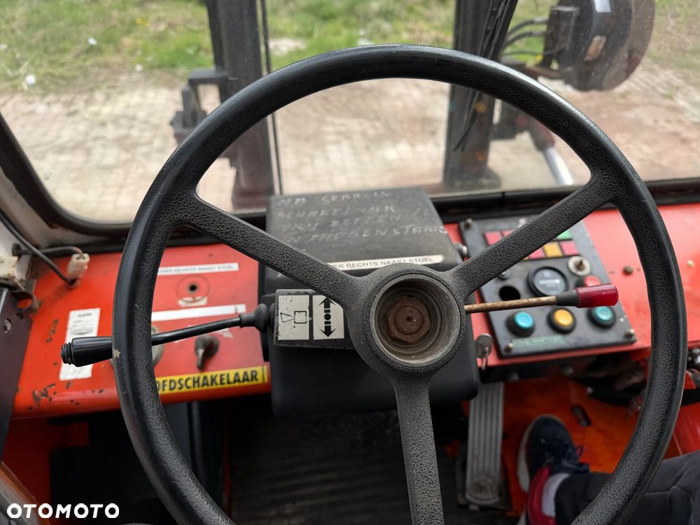 O&K V80 Wózek Widłowy Niemiecki Producent O&K. Silnik DEUTZ 90 km. Udźwig 8 ton. Gabarytowo mała maszyna z Wielkim udźwigiem. Podwójne Koła. Regulacja wideł i Karetki Hydrauliczna. Maszt TRIPLEX. niski przebieg 5790h. Maszyna Pochodzi z Norweskiej Komuny! Nie posiada luzów i wycieków Jazda Hydrostatic. Stan Perfekcyjny! DIESEL. Opony Nowe. Okazja - 27