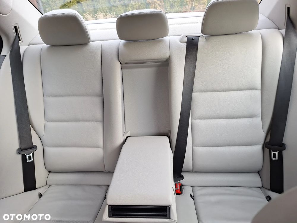 Mercedes-Benz Klasa C 250 CGI BlueEff Elegance - 24