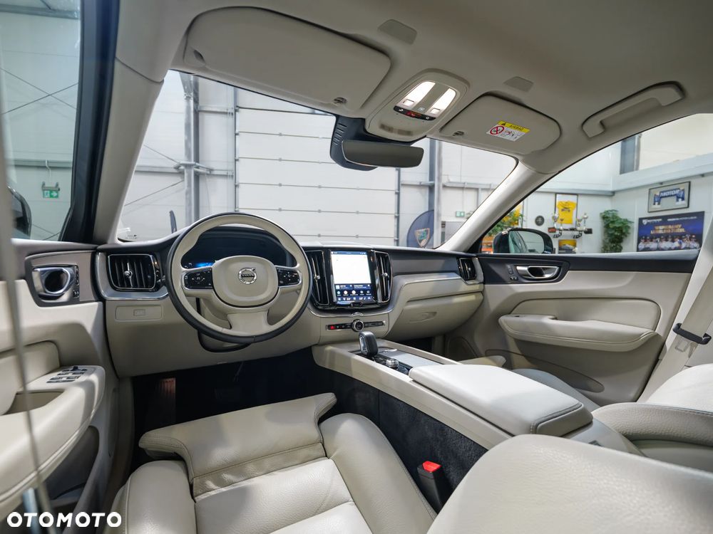 Volvo XC 60 B4 D AWD Plus Dark - 16