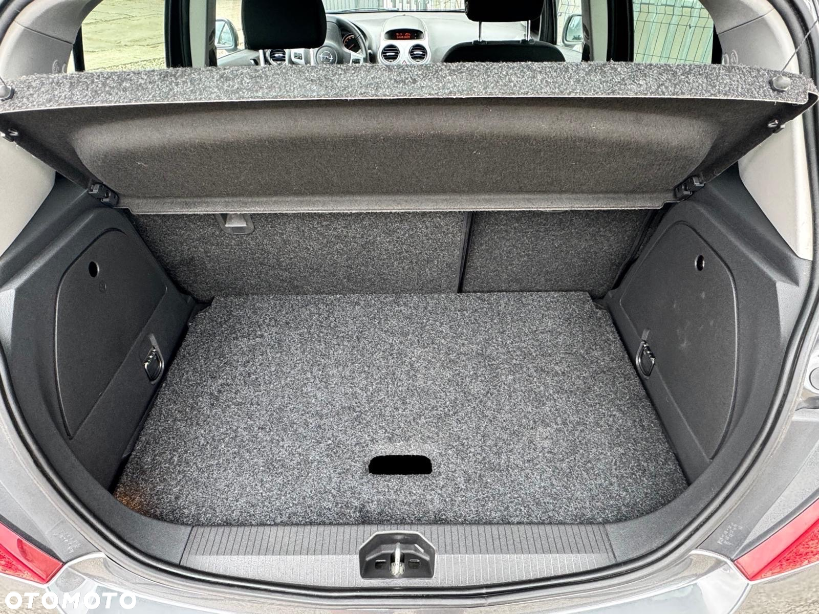 Opel Corsa 1.4 16V Cosmo - 27