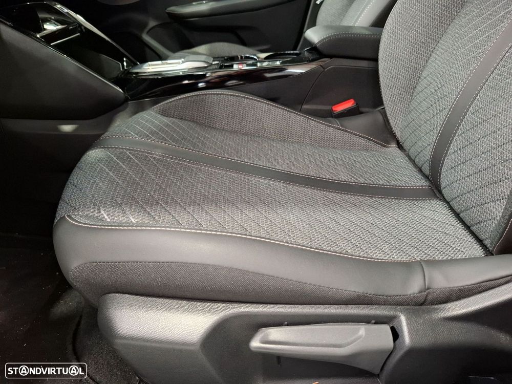 Peugeot 208 1.2 Hybrid Allure e-DCS6 — fotografia 23