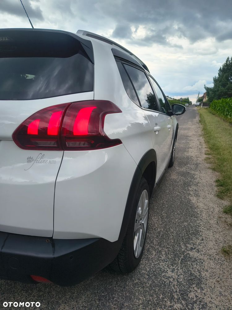 Peugeot 2008 1.2 Pure Tech GPF Signature S&S - 6
