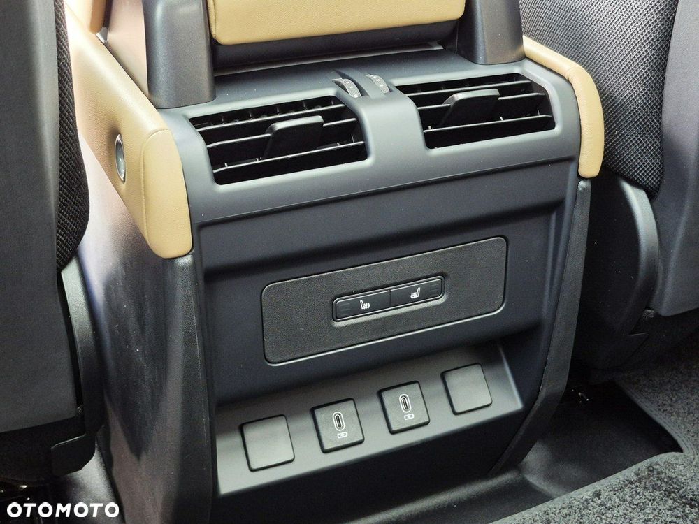 Land Rover Defender - 24