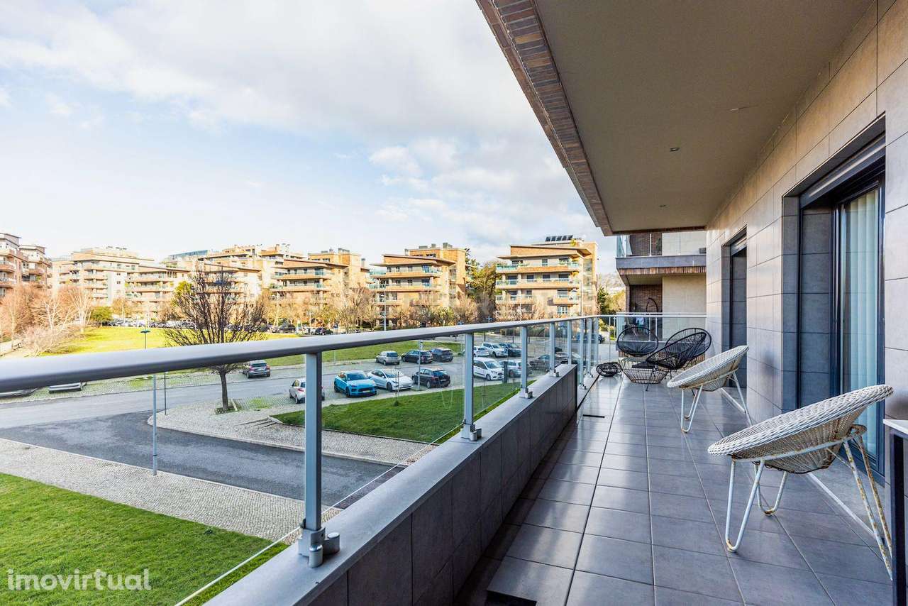 Apartamento T5 de luxo na Urbanização Jardins do Cristo Rei. - Grande imagem: 2/37