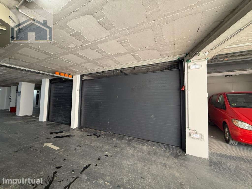 Arrenda-se Box Fechada / Garagem Privativa 24h - Centro de Lagos - Grande imagem: 2/3