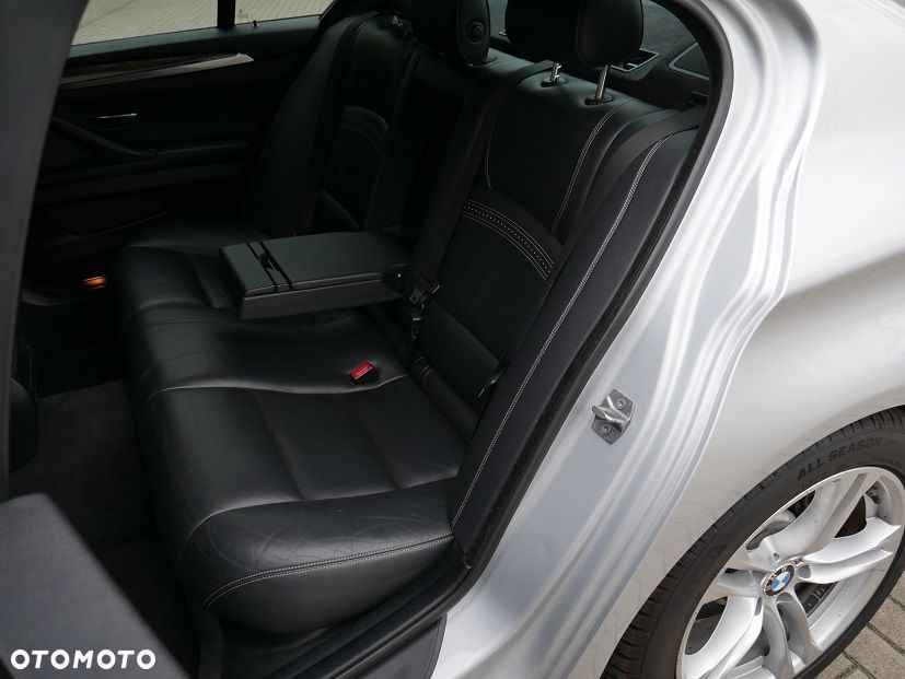 BMW Seria 5 528i xDrive Sport-Aut Luxury Line - 32