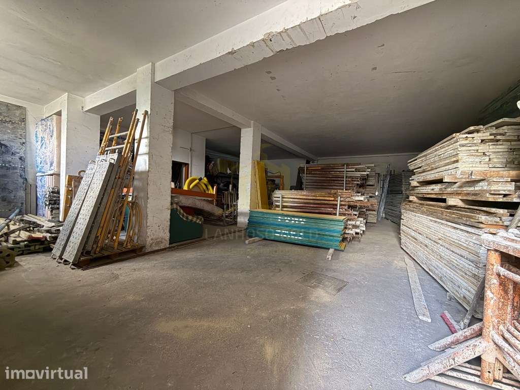 Armazém / Garagem com 90 m² no Centro da Vila - Grande imagem: 2/3