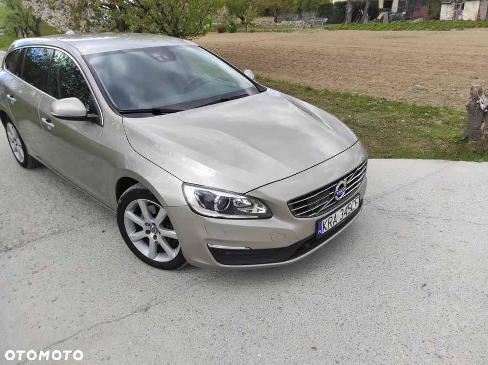 Volvo V60 T5 Drive-E Momentum - 1