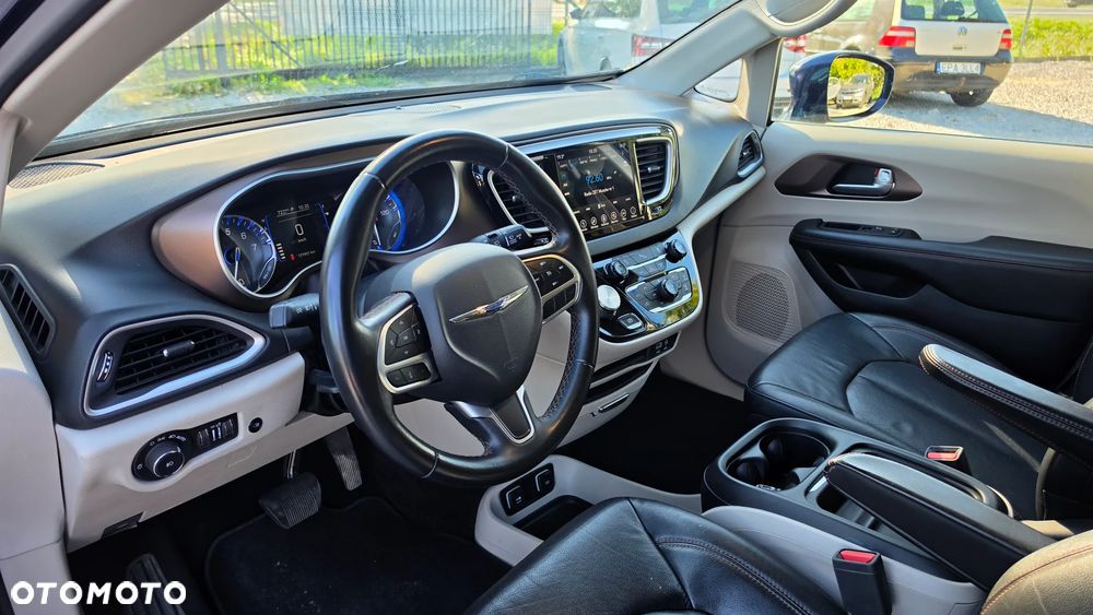 Chrysler Pacifica - 12