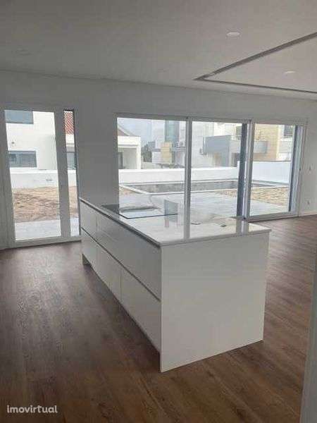 VENDE-SE MORADIA T4 - Acabamentos de Luxo - Grande imagem: 2/12