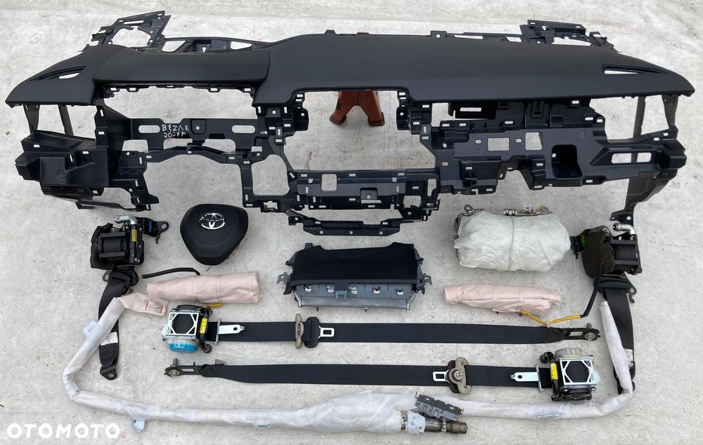 TOYOTA COROLLA E21 DESKA KONSOLA KOKPIT PULPIT PÓŁKA PARAPET AIRBAG PODUSZKI KURTYNA KURTYNY FOTELA PASY PAS - 1