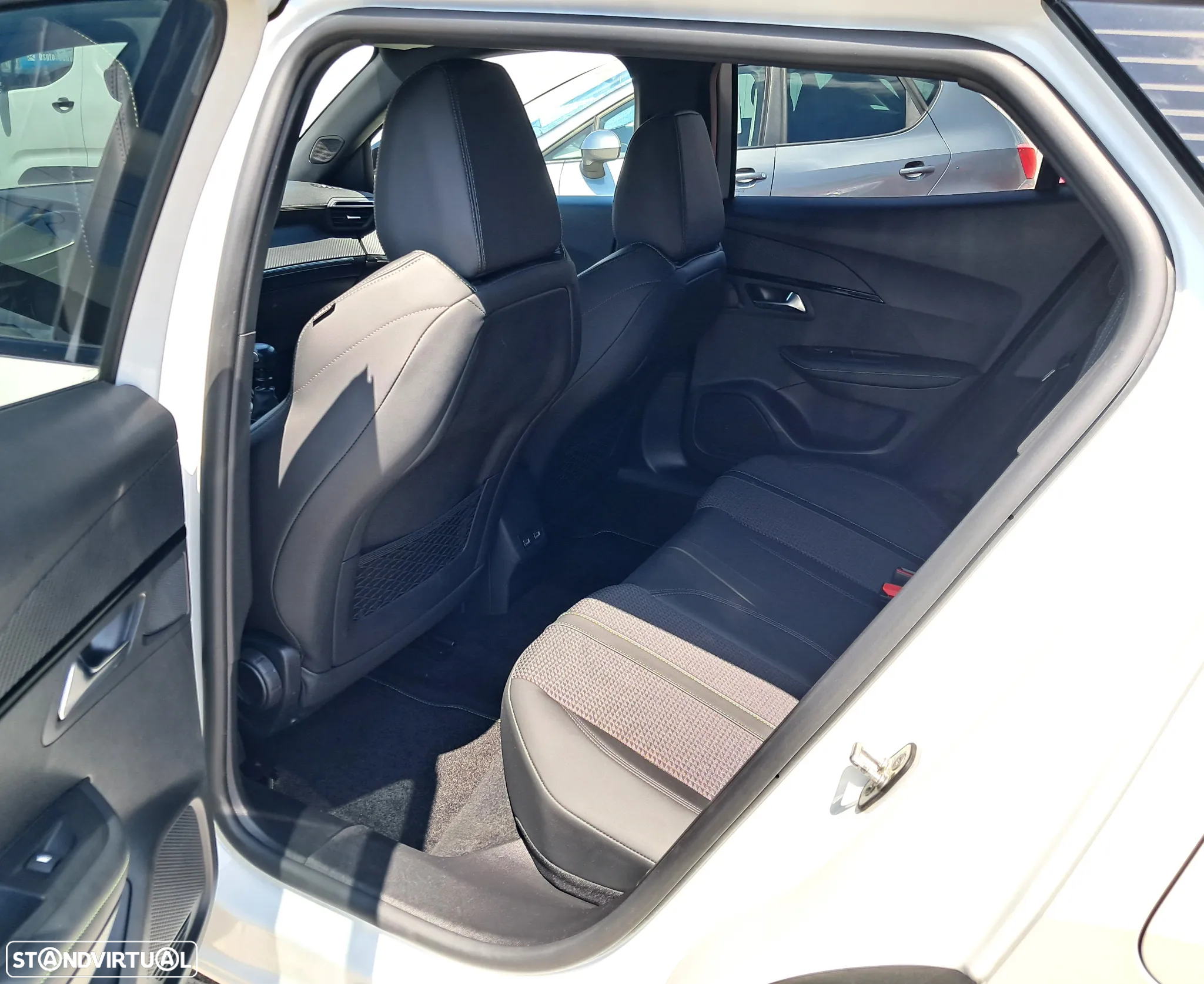Peugeot 2008 1.2 PureTech GT - 12