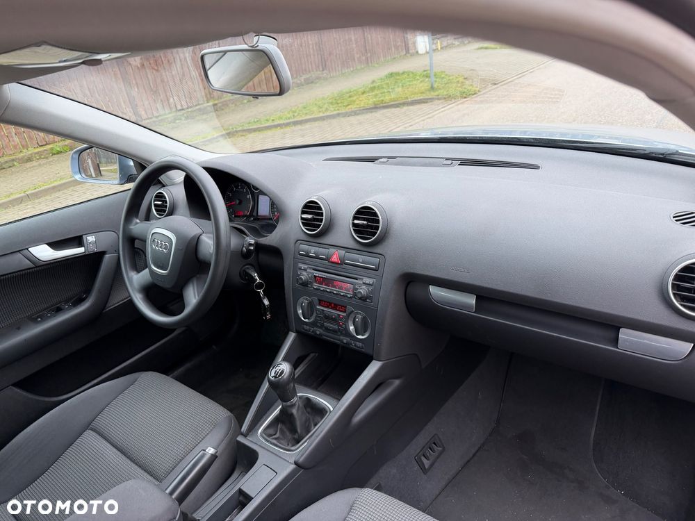 Audi A3 Sportback 1.6 FSI Ambiente - 32