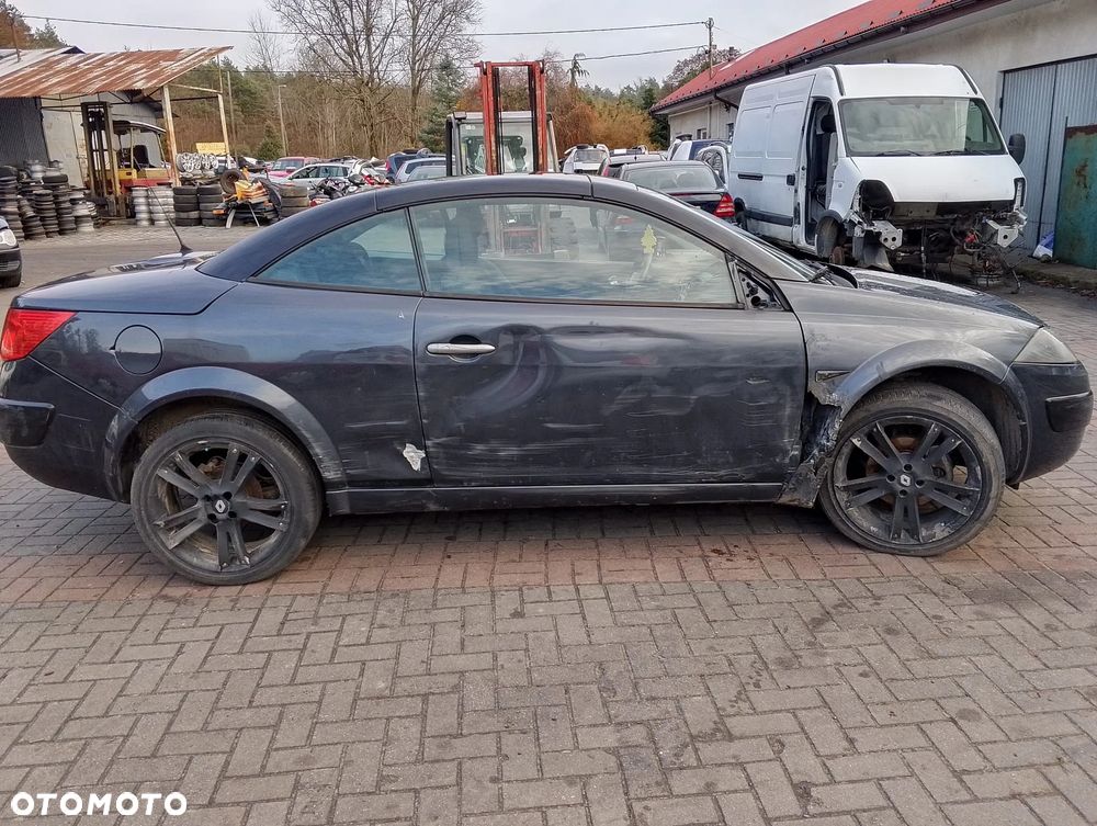 Renault Megane II CC (03-06r.) 1.9 DCI 130KM. Silnik F9Q804 Skrzynia ND0008 lakier TEB66 (TEB 66). Cały na części. GWARANCJA !!!  Przód Tył Zestaw Komplet Drzwi Klapa Zderzak Błotnik Maska Grill Atrapa Szyba Pas Lampa Lusterko Boczki Fotel Kanapa Kokpit Deska Rozdzielcza Przełącznik Włącznik Sterownik Przewody Wiązka Instalacja Moduł Komputer Czujnik Listwa Pompa Alternator Wtryski Głowica Rozrusznik Kompresor Sprzęgło Dwumas Silnik Skrzynia ABS Klimatyzacji Paliwa Wspomagania Kolektor Turbina Przepustnica Zawór Chłodnica Koło Hak Belka Sanki Zawieszenie Mcpherson Półoś Amortyzator Wydech Tłumik Zacisk Most - 6