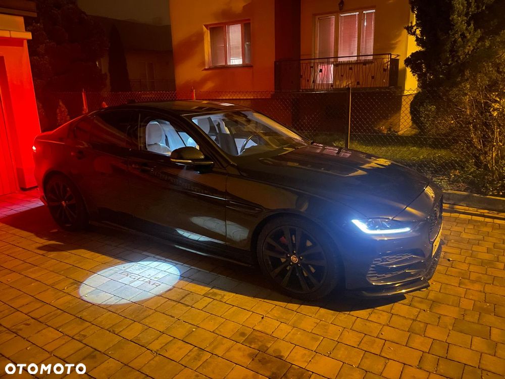 Jaguar XE 2.0 D180 HSE - 31