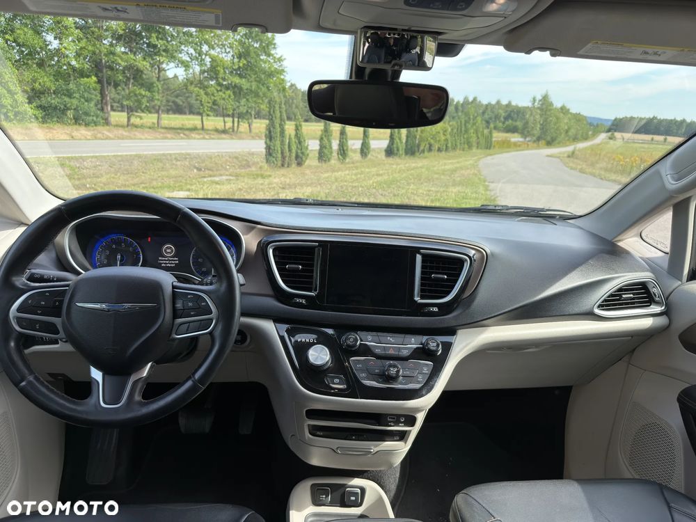 Chrysler Pacifica - 11