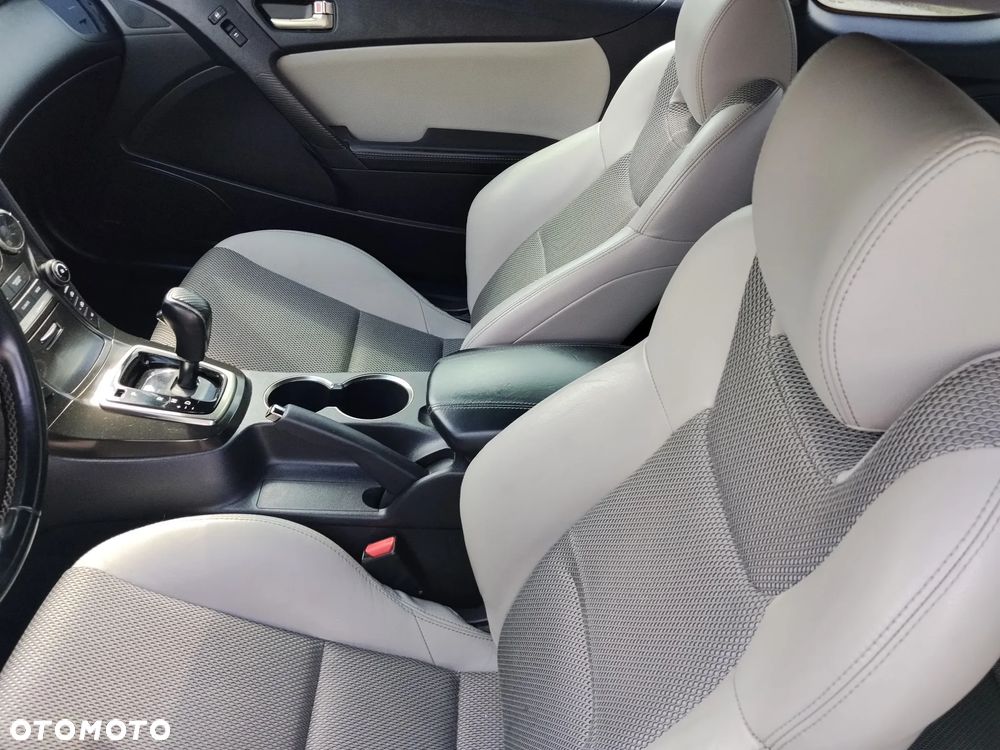 Hyundai Genesis Coupe 2.0 TCI Premium - 10