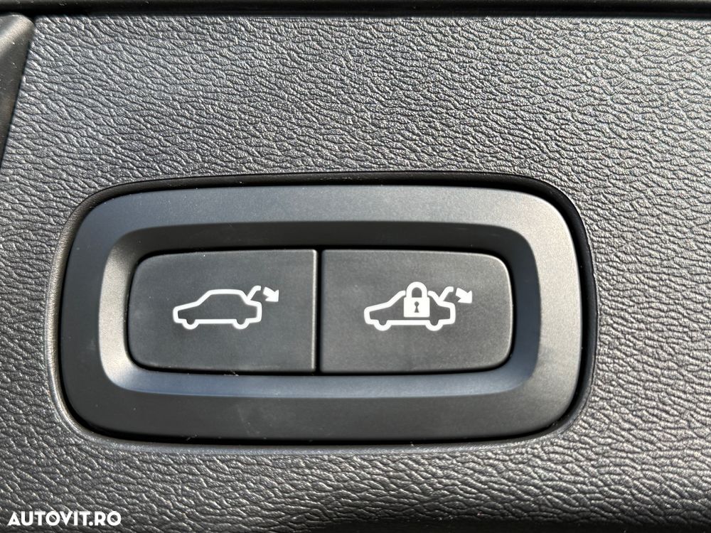 Volvo XC 60 B4 D AWD Geartronic Momentum Pro - 31