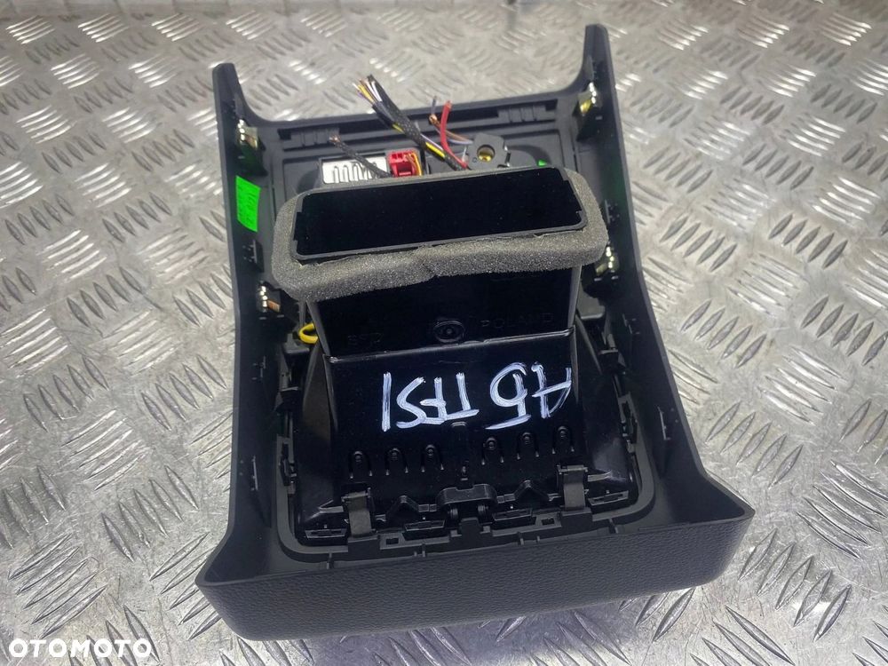 KRATKA NAWIEWU TYŁ TYLNA TUNELU USB GNIAZDO 12V AUDI A5 S5 RS5 8W - 12