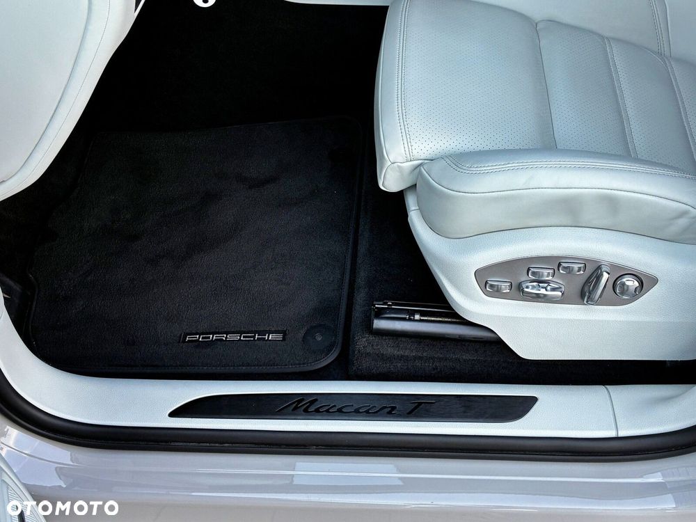 Porsche Macan - 24