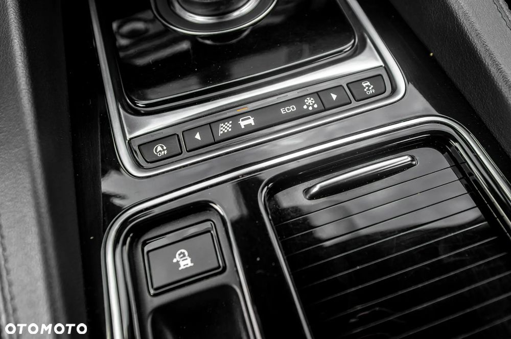 Jaguar F-Pace D200 AWD R-Dynamic S - 32