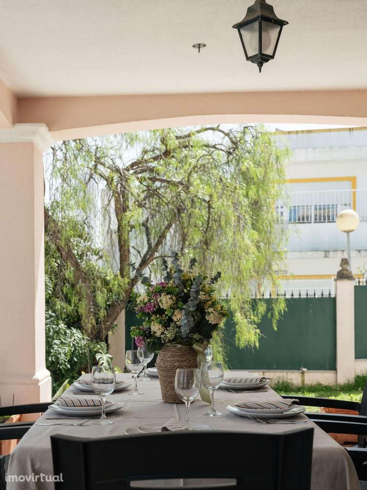 Moradia T5 com Piscina e Grande Jardim em Almada | Espaço Raro para Vi - Grande imagem: 4/31