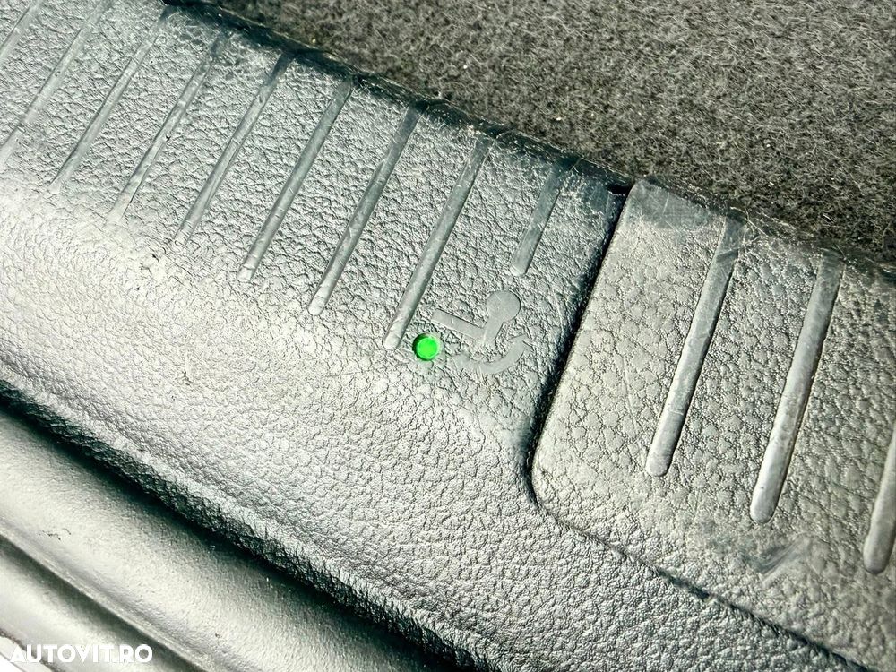 Volkswagen Golf 1.6 TDI Comfortline - 34