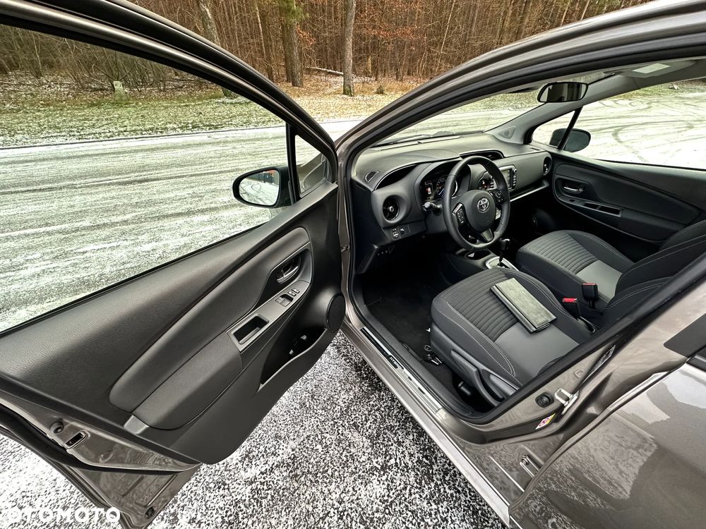 Toyota Yaris Hybrid 100 Business Edition - 18