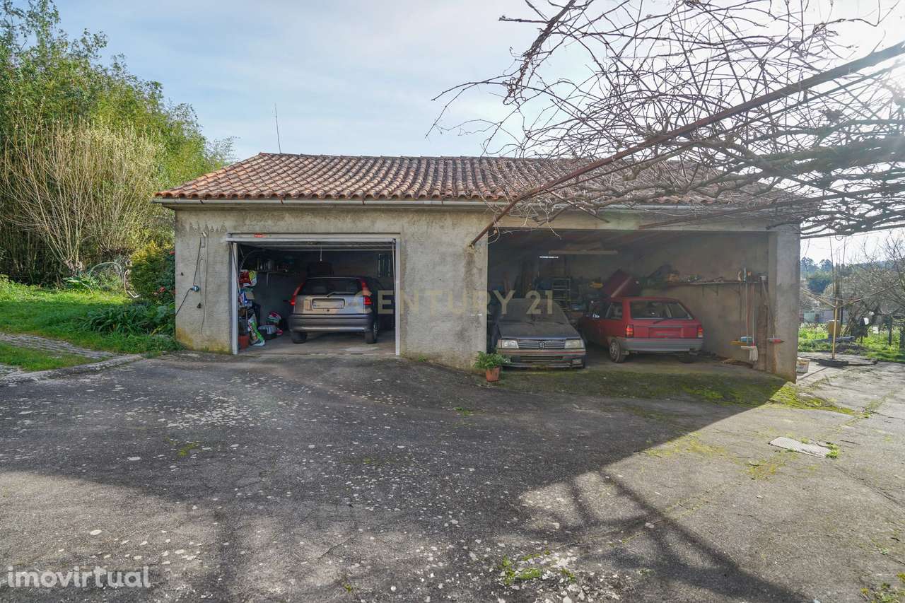 Moradia T3 + 1  com duas garagens, terreno com poço e anexos- Lousã - Grande imagem: 3/37