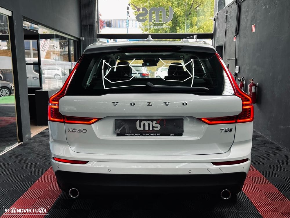 Volvo XC 60 2.0 T8 PHEV Momentum Plus AWD - 10