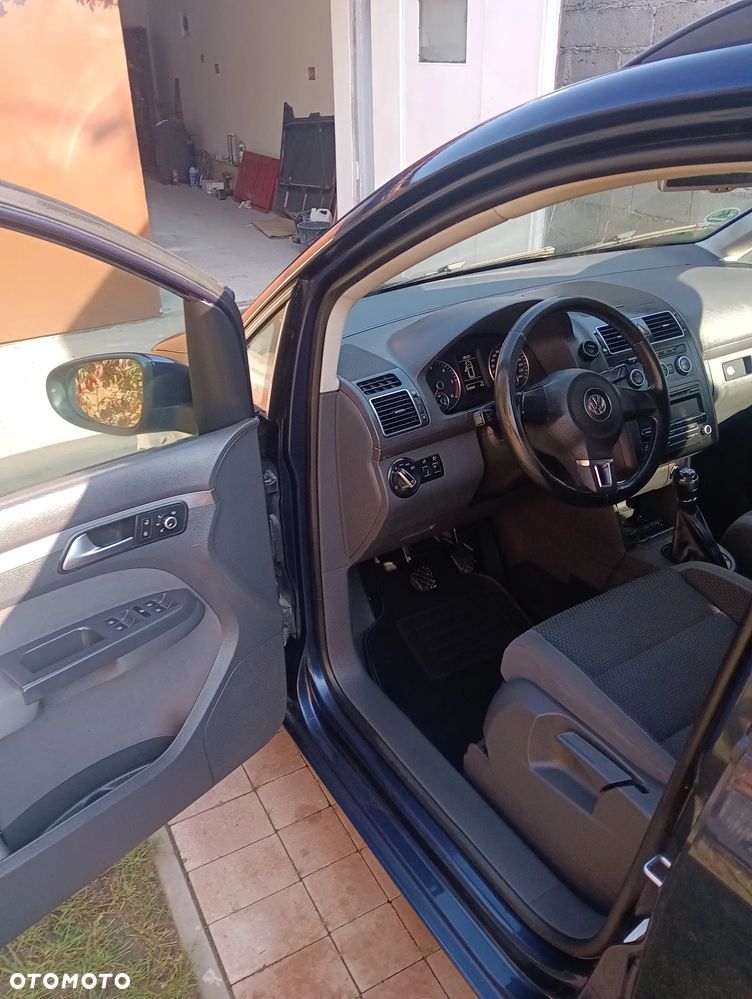 Volkswagen Touran - 16