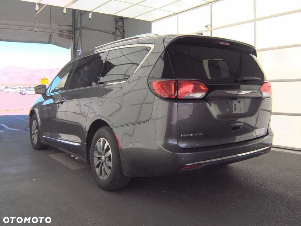 Chrysler Pacifica - 4