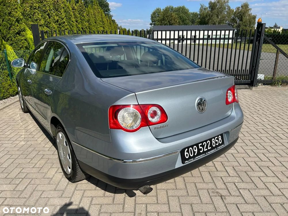 Volkswagen Passat 1.6 FSI Comfortline - 3