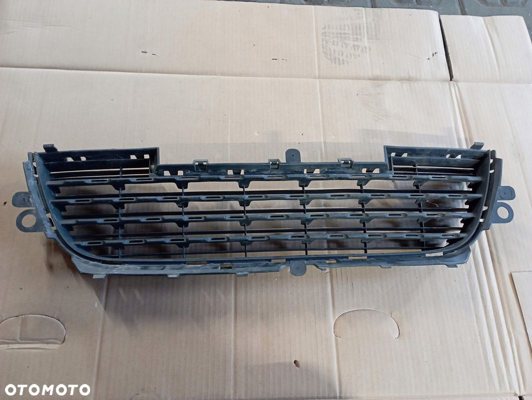 PEUGEOT 2008 KRATKA ŚRODKOWA ZDERZAKA PRZÓD 9678059477 - 1